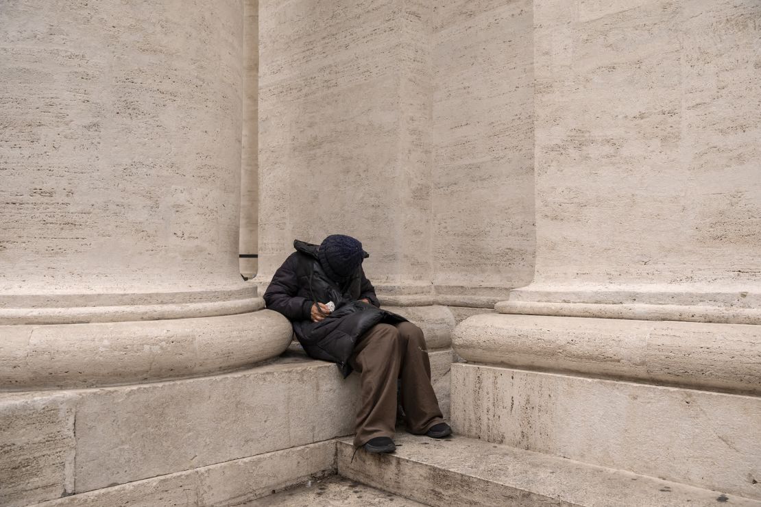 Una persona descansa en la Plaza de San Pedro el jueves.