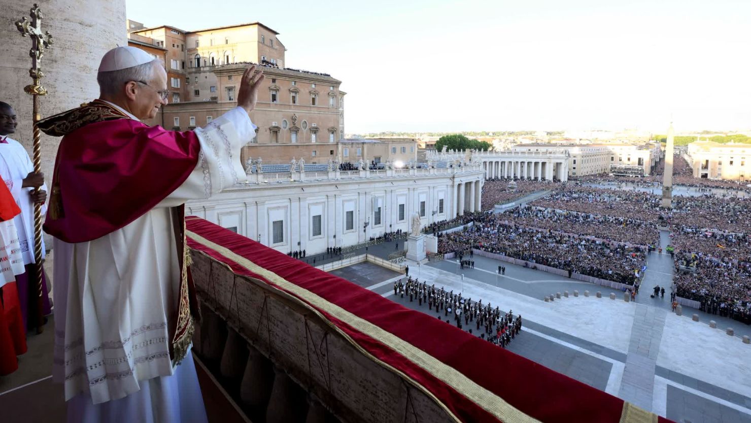 El recién elegido papa León XIV aparece en el balcón de la Basílica de San Pedro del Vaticano el jueves.