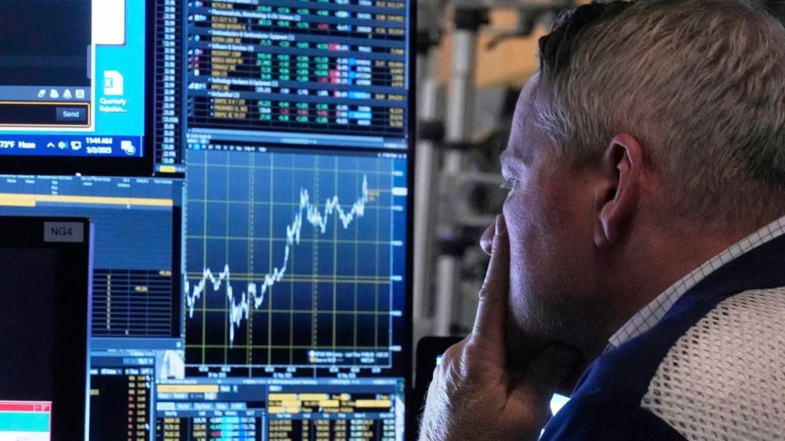 Un operador trabaja en la Bolsa de Valores de Nueva York el viernes 2 de mayo de 2025.