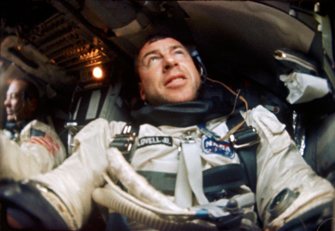 Astronaut James A. Lovell is te zien in november 1966 in zijn Gemini-ruimtevaartuigen tijdens de Gemini-12-missie. Astronaut Edwin Aldrin is te zien in de linker achtergrond.