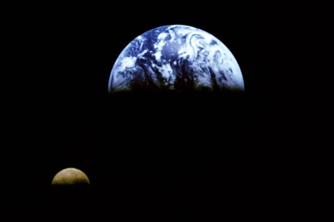 La velocidad de rotación de la Tierra se ve afectada por muchos factores, pero la Luna y las mareas han jugado tradicionalmente un papel importante.