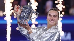 Aryna Sabalenka posa con su trofeo tras derrotar a Amanda Anisimova, de Estados Unidos, durante la final individual femenina del US Open 2025.