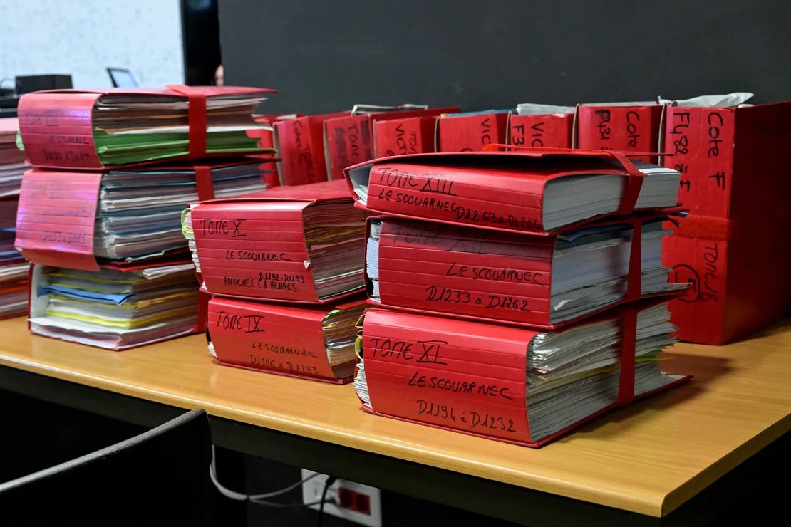 Esta fotografía muestra los expedientes en la sala del Tribunal Penal de Vannes el lunes, en el primer día del juicio de cuatro meses contra Le Scouarnec.