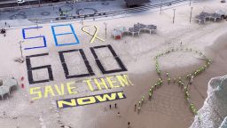 Manifestantes israelíes muestran las palabras "SALVÉNLOS AHORA", el número 600 por el número de días transcurridos desde que los rehenes fueron secuestrados de Israel por Hamas, y el número 58 por el número de rehenes que aún se encuentran en Gaza, en la costa del Mediterráneo, frente al Consulado de Estados Unidos en Tel Aviv, Israel, el miércoles.