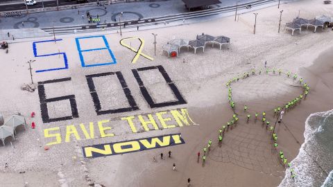 Manifestantes israelíes muestran las palabras "SALVÉNLOS AHORA", el número 600 por el número de días transcurridos desde que los rehenes fueron secuestrados de Israel por Hamas, y el número 58 por el número de rehenes que aún se encuentran en Gaza, en la costa del Mediterráneo, frente al Consulado de Estados Unidos en Tel Aviv, Israel, el miércoles.