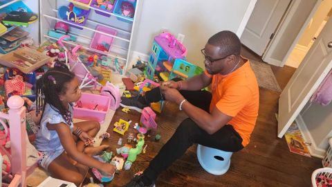 Sam Kangethe habla con su hija, Ella, en su habitación por última vez antes de partir hacia el aeropuerto.