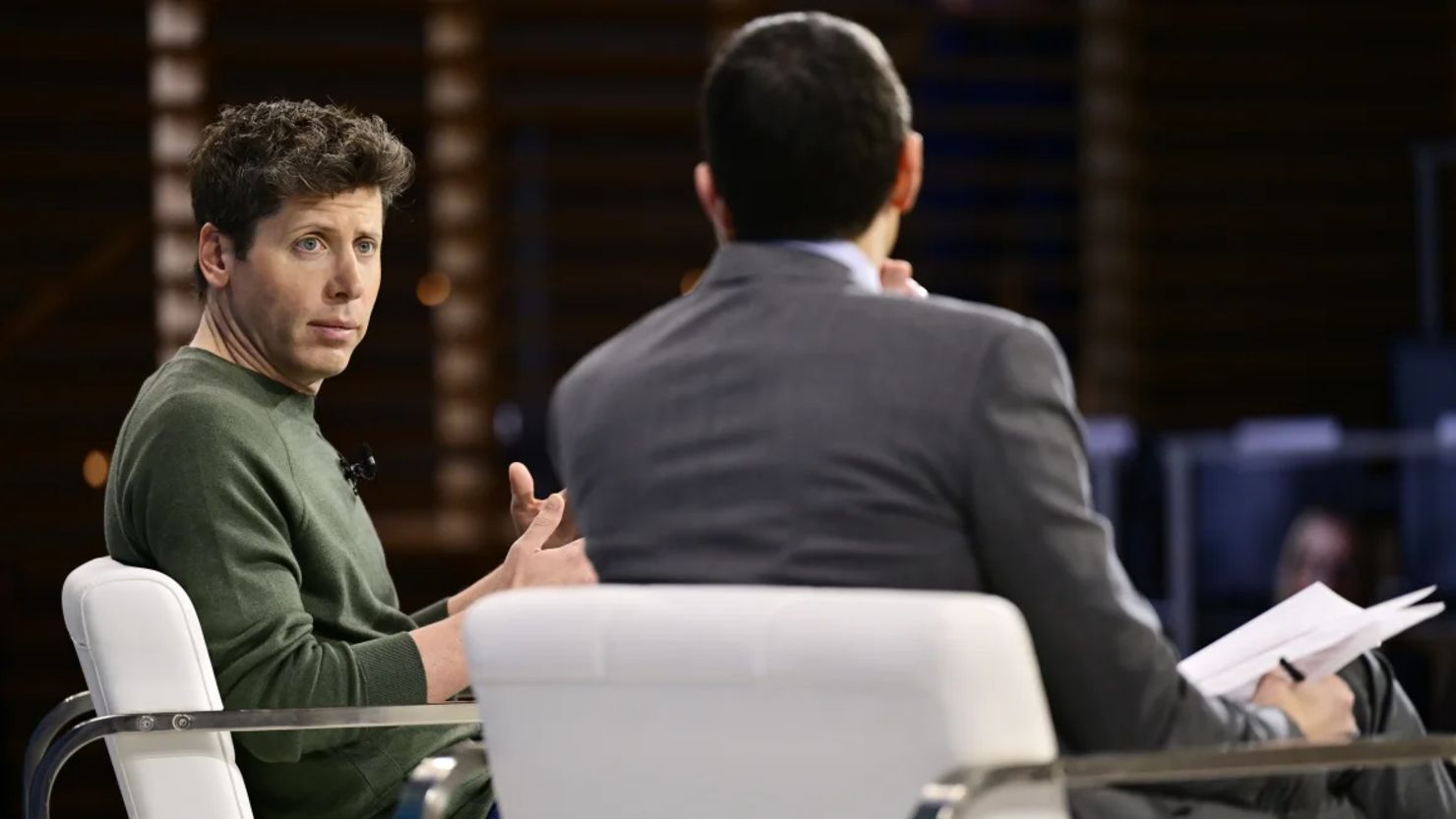 Sam Altman sugirió que la IA más avanzada podría ser tan inteligente que descubrirá cómo controlarse a sí misma