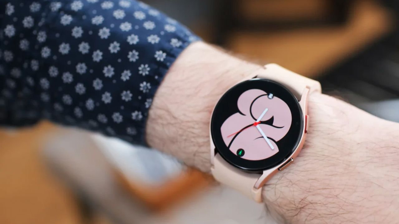 Jacob Krol wearing Samsung Galaxy 4 in Pink. Close up shot of his wrist.