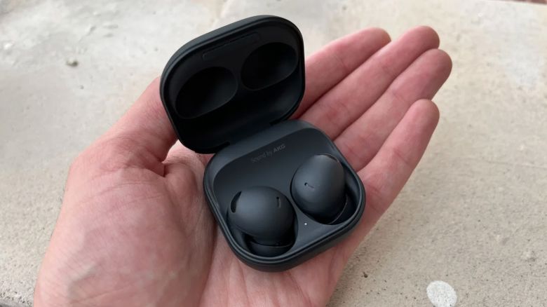 Samsung Galaxy Buds 2 Pro, Black Lifestyle .jpg