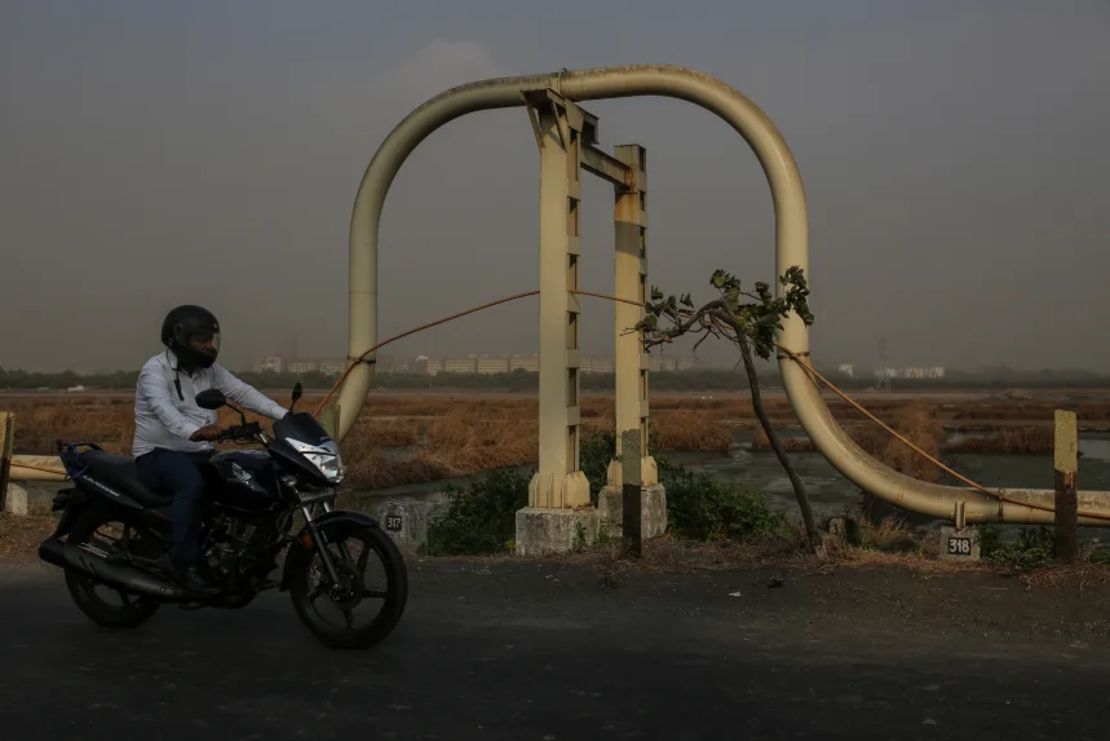 Un oleoducto cerca de una refinería de petróleo operada por Hindustan Petroleum en Mumbai, India, fotografiado en abril de 2025.
