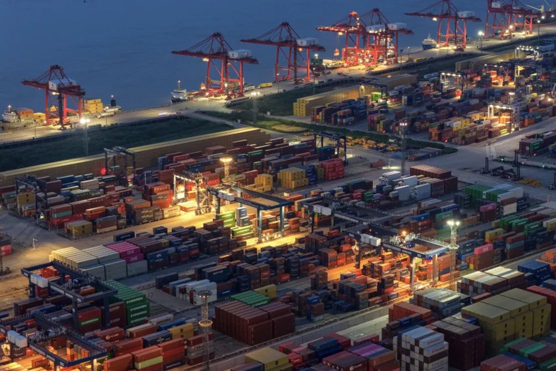 Contenedores de envío en un puerto de Nanjing, en la provincia de Jiangsu, al este de China, vistos el 6 de julio de 2025.