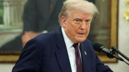 El presidente de Estados Unidos, Donald Trump, habla mientras él y el CEO de Apple, Tim Cook (no en la imagen), presentan el anuncio de Apple de una inversión de US$ 100 mil millones en la fabricación estadounidense, en la Oficina Oval de la Casa Blanca en Washington, EE. UU., el 6 de agosto de 2025.