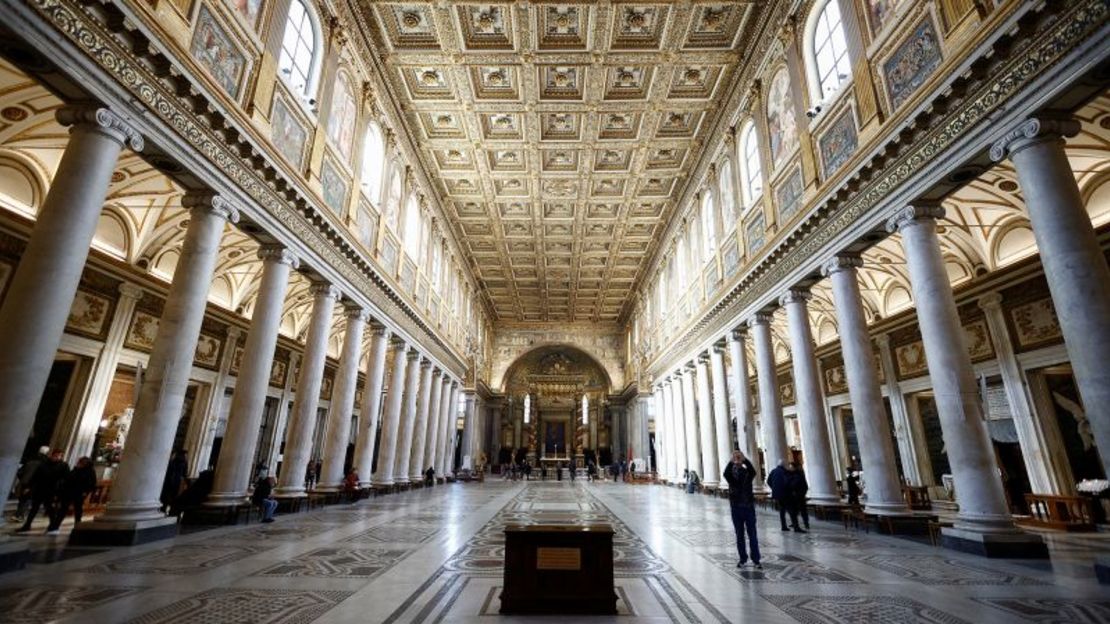 Vista del interior de la basílica de Santa María la Mayor en Roma, Italia, donde el papa Francisco decidió que sería enterrado en una tumba sencilla. Otros siete papas también están enterrados allí.