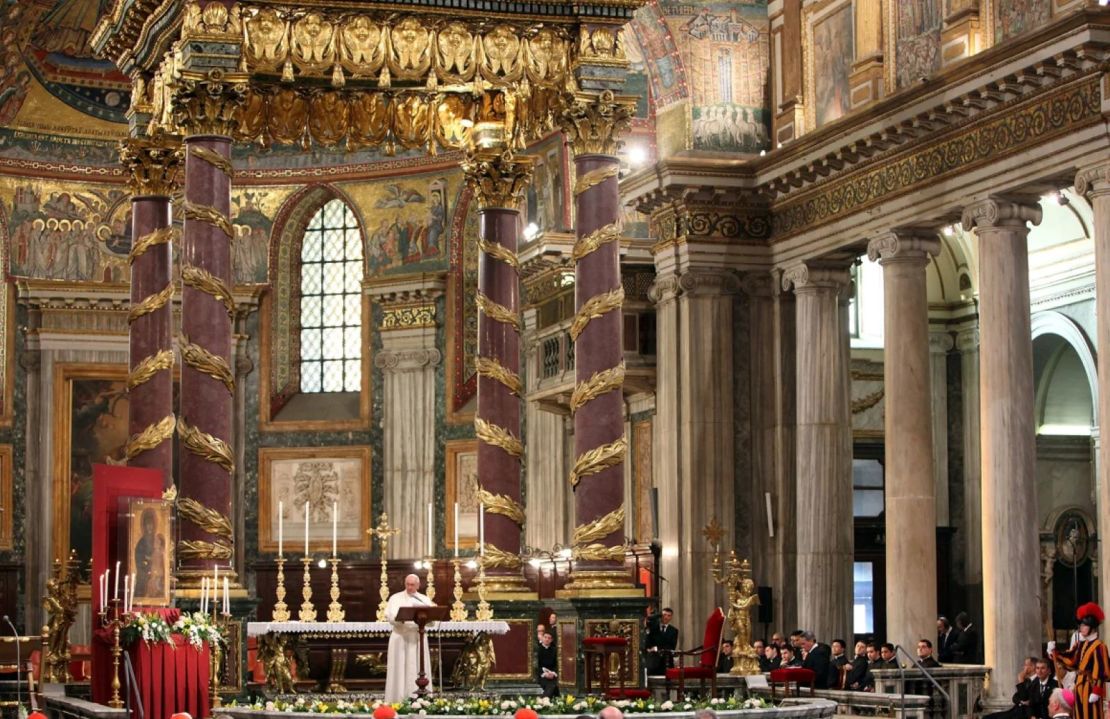 El papa Francisco, en mayo de 2013, asistiendo al rezo del Rosario en la basílica de Santa María la Mayor.