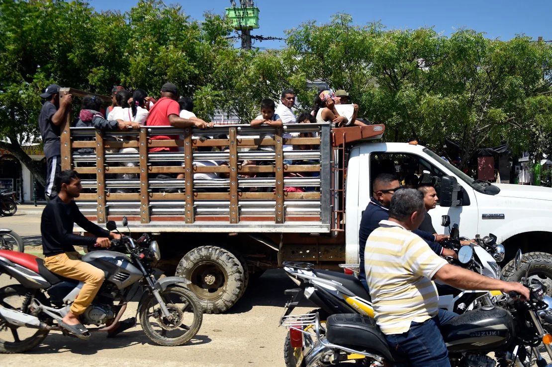 Personas desplazadas por los recientes enfrentamientos entre grupos armados llegan el sábado al municipio de Tibú, departamento de Norte de Santander, Colombia.