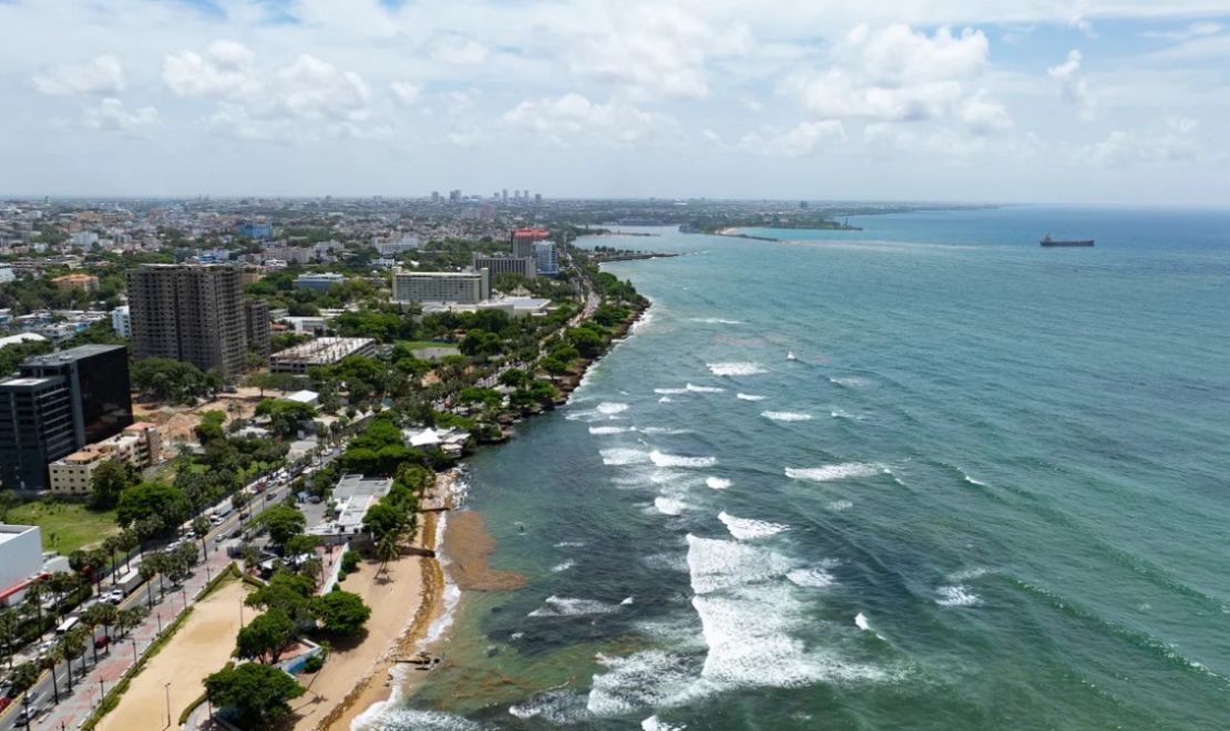 Una fotografía aérea con un dron tomada el 21 de mayo de 2024 muestra la costa de Santo Domingo, República Dominicana.