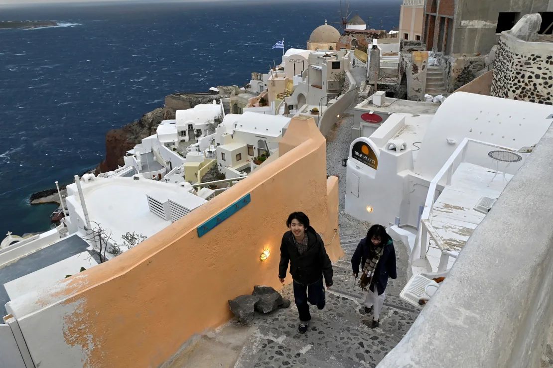 Los turistas caminan por la ciudad de Oia el miércoles.