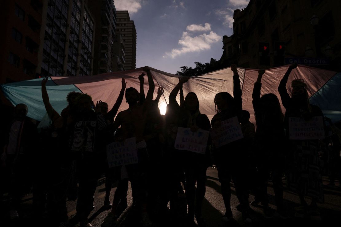 La gente asiste a la Marcha Trans como parte de las celebraciones del Orgullo LGBTQ+, en Sao Paulo, Brasil, el 31 de mayo de 2024.