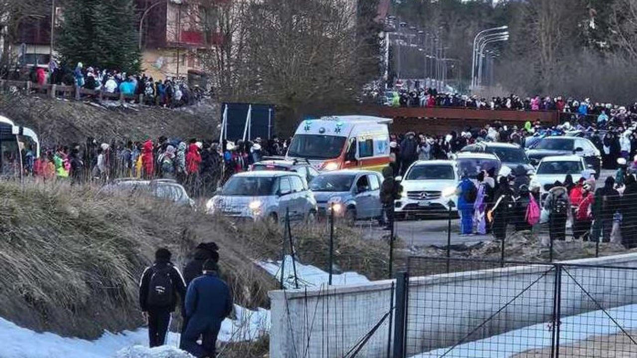 L'invasione turisti a Roccaraso. 250 bus provenienti dalla Campania, la scorsa domenica, 26 gennaio 2025, hanno paralizzato il traffico sulla strada statale 17, soprattutto a ridosso degli impianti sciistici dell'Aremogna presi d'assalto da circa 20 mila persone.
ANSA/ ANDREA D'AURELIO