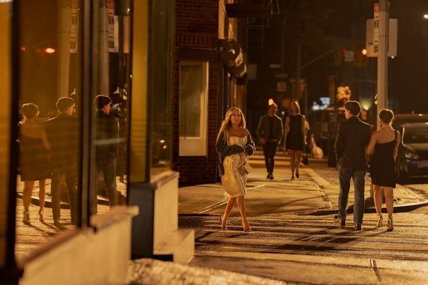 Sarah Jessica Parker walking to meet the girls at the end of Season 3, episode 9 of 'And Just Like That.'
