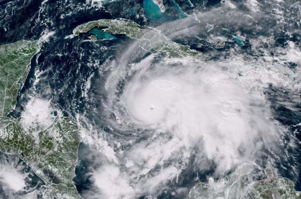 Imágenes de satélite capturan el huracán Melissa el lunes por la tarde.