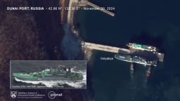 Un barco de desembarco ruso llega y sale del puerto de Dunai, en el extremo oriental de Rusia, el 30 de noviembre.