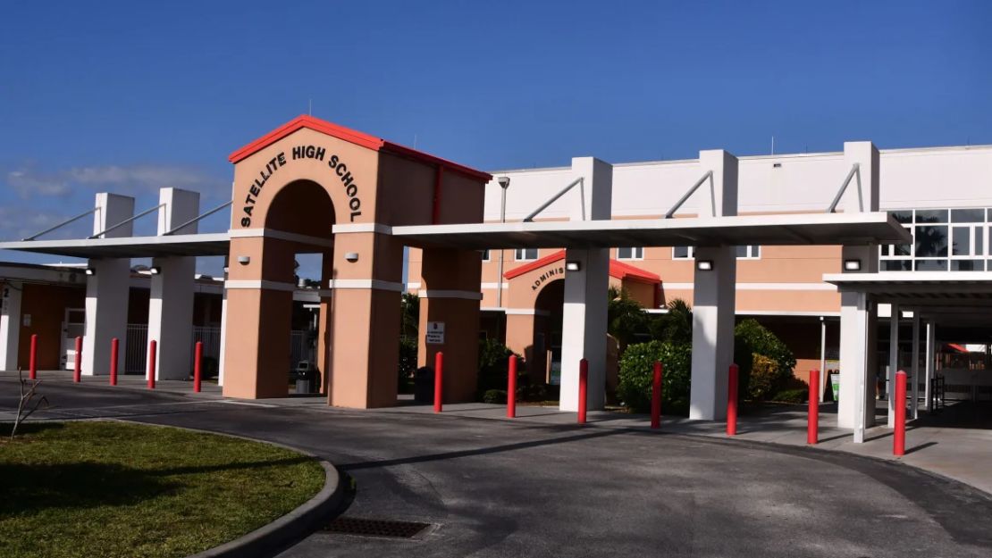 En la imagen se muestra la escuela secundaria Satellite en el condado de Brevard, Florida.