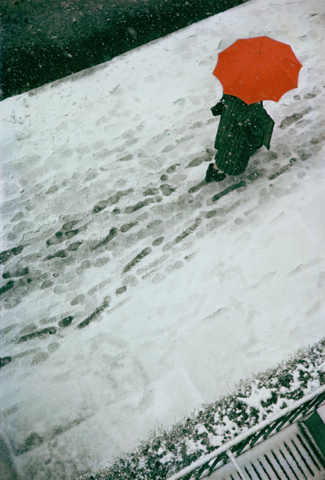 Leiter's iconic image "Footprints," taken around 1950. His work often featured umbrellas.