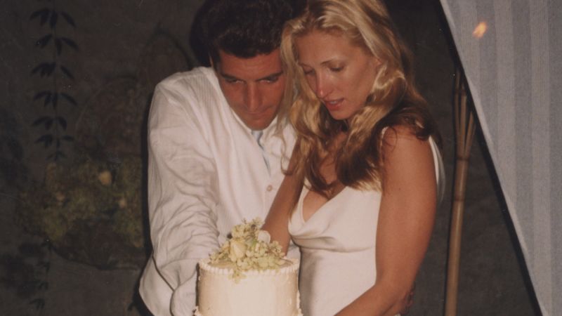 Спомнете си, когато простата сватбена рокля на Carolyn Bessette-Kennedy промени булчинските дрес-кодове завинаги? 