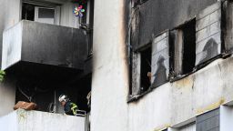 Un bombero asegura un edificio de apartamentos donde se declaró un incendio durante la noche en Reims el 6 de junio.