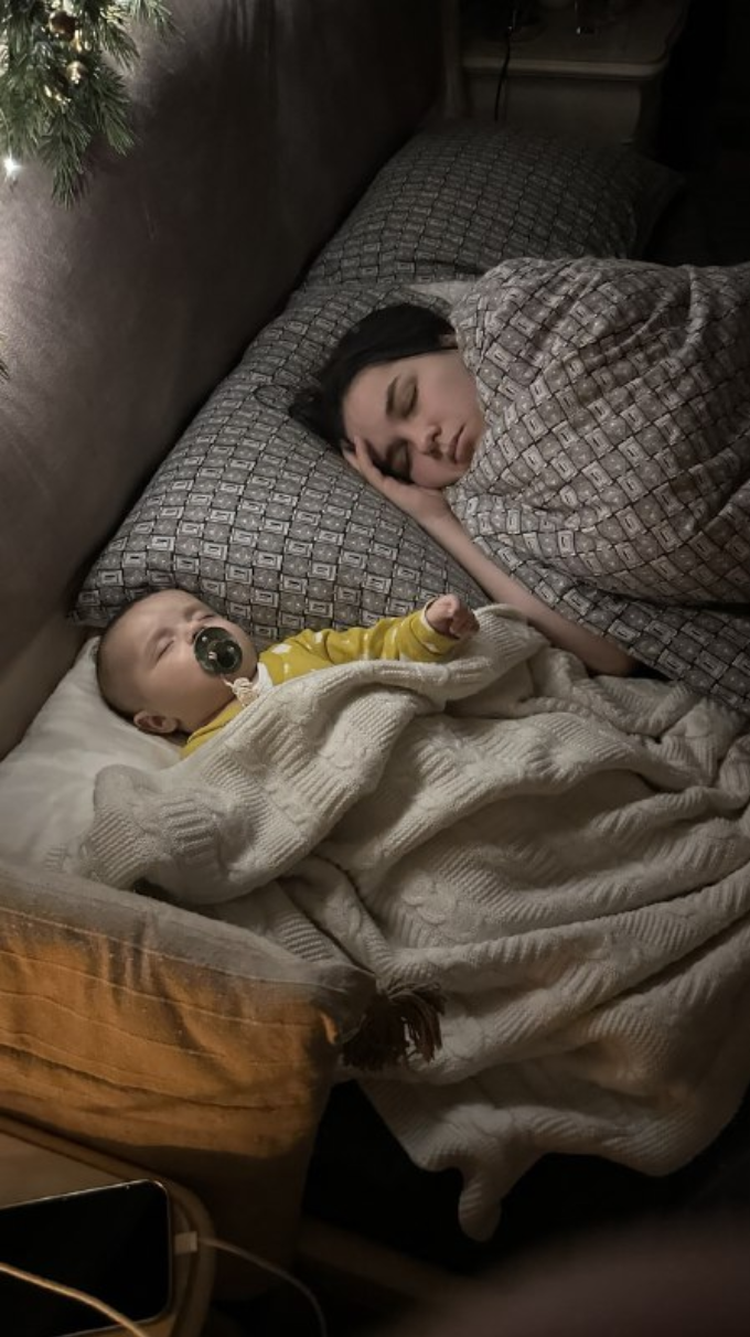 The photograph, shared by the Haidarzhy family, shows Anna and Tymoffi sleeping in the same way as on the day of the attack.