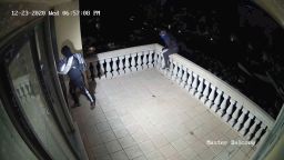 Un video de vigilancia capta a presuntas bandas sudamericanas realizando robos de alto nivel.