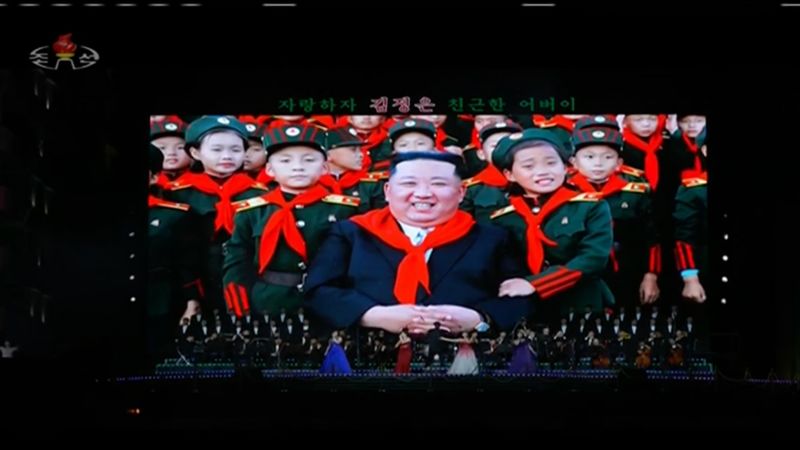Севернокорейска пропагандна песен, възхваляваща Ким Чен Ун като велик лидер