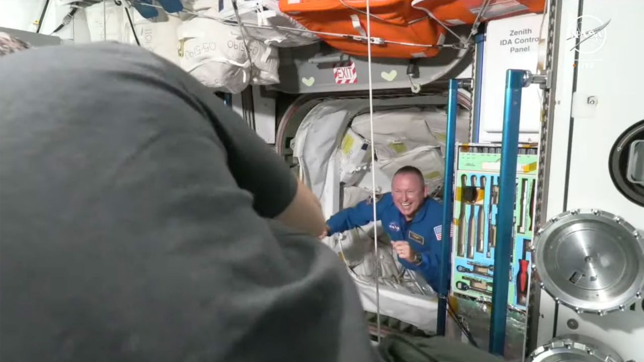 Butch Wilmore enters the ISS on June 6, 2024
