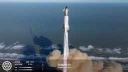 El megacohete de SpaceX despega en su séptimo vuelo de prueba desde el sitio de lanzamiento Starbase cerca de Brownsville, Texas, el jueves.