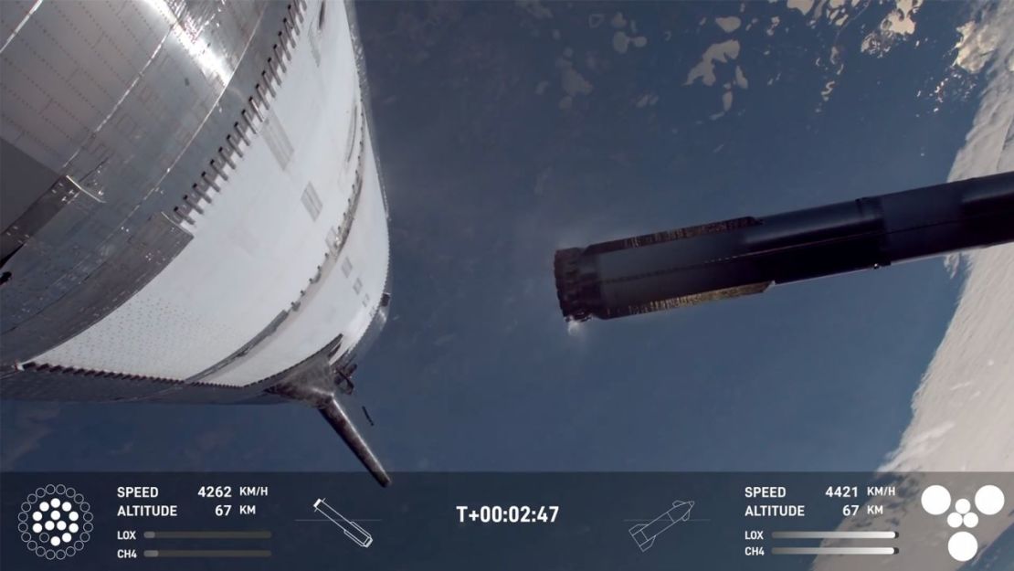 El cohete Super Heavy de SpaceX se desprende de la nave Starship el jueves.