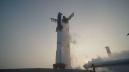 La nave espacial de SpaceX se ve en la plataforma de lanzamiento en Boca Chica, Texas, durante la transmisión en vivo de la compañía el lunes por la noche.