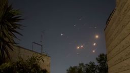 Una imagen de un video muestra misiles surcando el cielo de Jerusalén la noche del sábado.