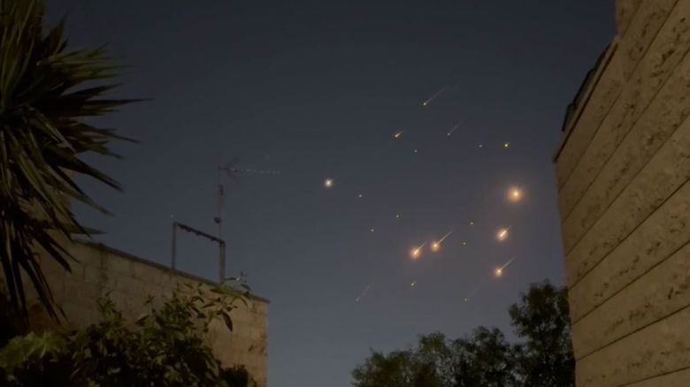 Una imagen de un video muestra misiles surcando el cielo de Jerusalén la noche del sábado.