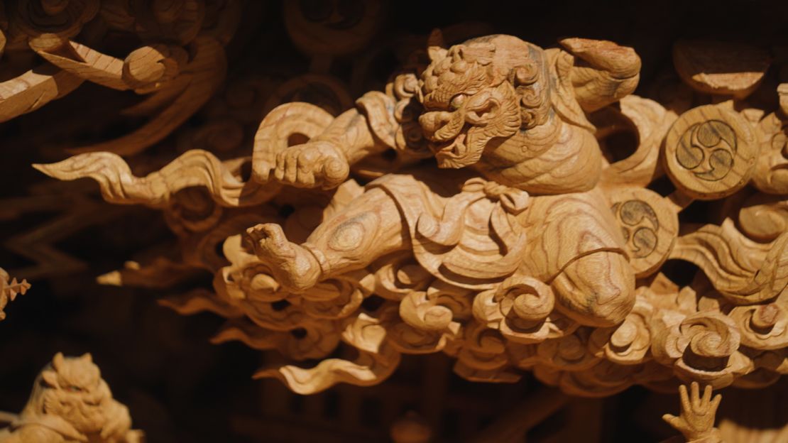 The carvings depict scenes from Japanese mythology and battles, often from early chronicles of history and legends.