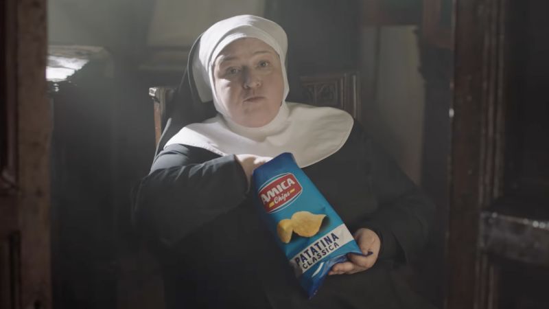Реклама за картофен чипс в която монахини получават хрупкави закуски