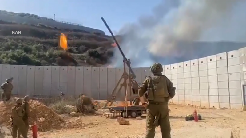 Израелските войски катапултират огнено кълбо в Ливан, използвайки оръжие, рядко използвано от 16 век