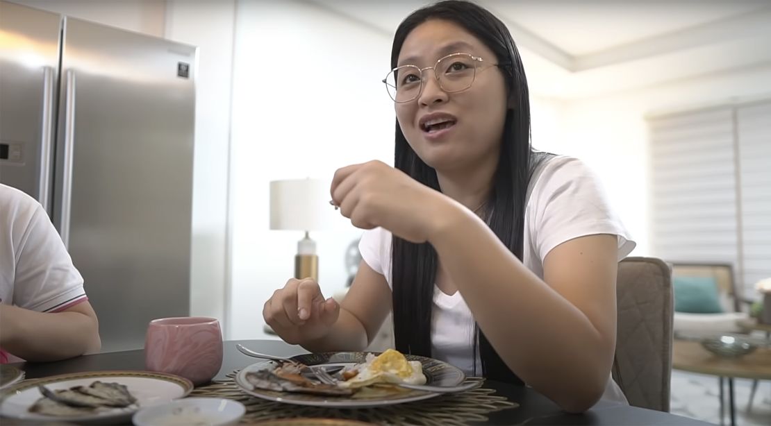 Guo menyantap ikan kering goreng, hidangan khas Filipina dalam sebuah video yang diunggah ke Youtube pada 20 April 2022.