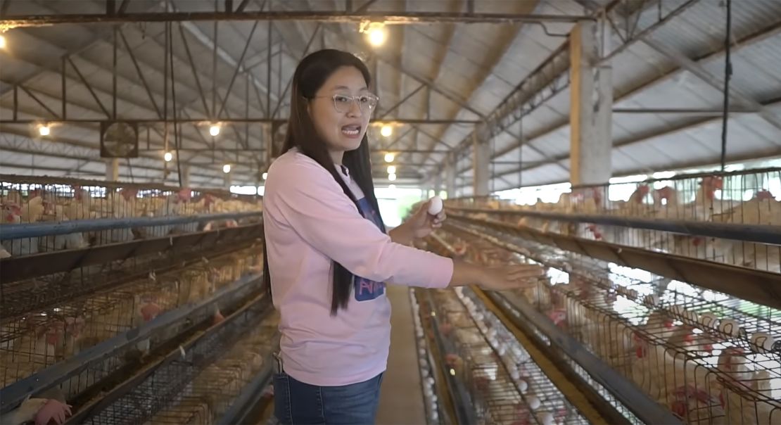 Guo menunjukkan peternakan ayam miliknya di Bamban, provinsi Tarlac di Filipina dalam video YouTube yang diunggah pada 20 April 2022.