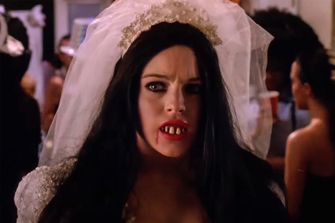 Voor een Halloweenfeestje droeg Cady, het personage van Lindsay Lohan, valse tanden, een flikkerige trouwjurk en sluier, en net genoeg schmink om er totaal gestoord uit te zien