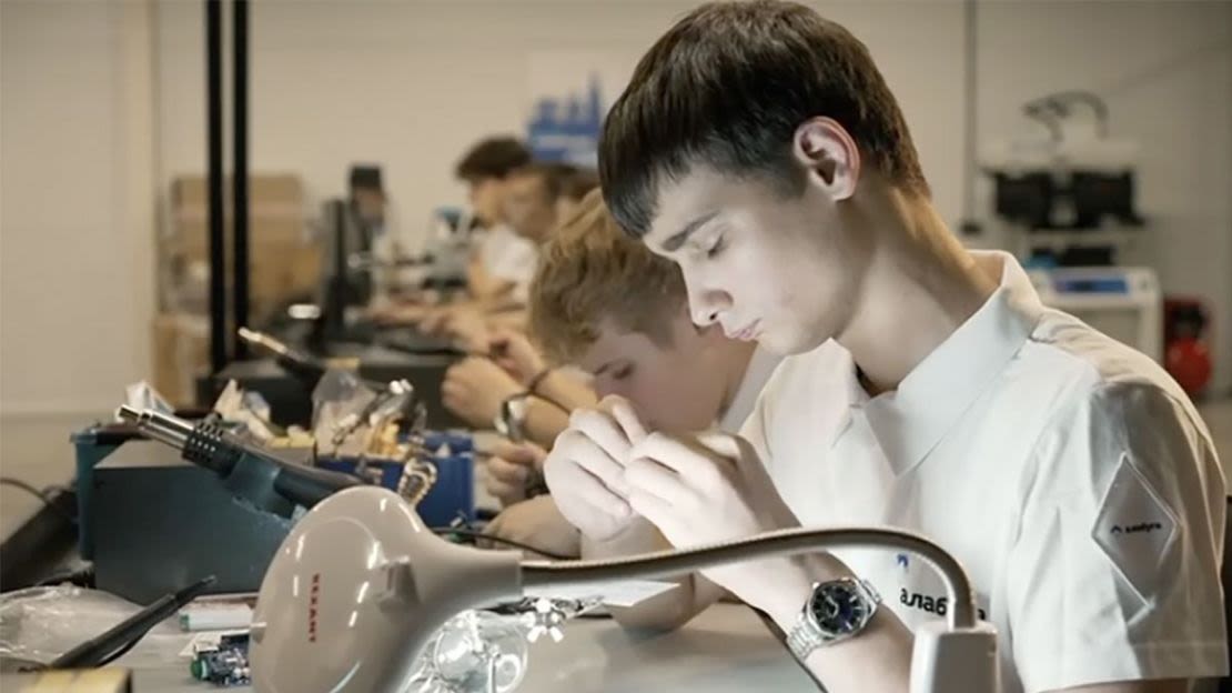 Un video de reclutamiento del Politécnico Alabuga de julio, llamando a los estudiantes a aplicar para aprender a fabricar, programar y volar drones.