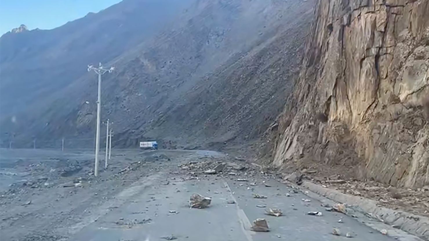 Salı sabahı Tibet'in ücra bir bölgesinde şiddetli bir deprem meydana geldi.
