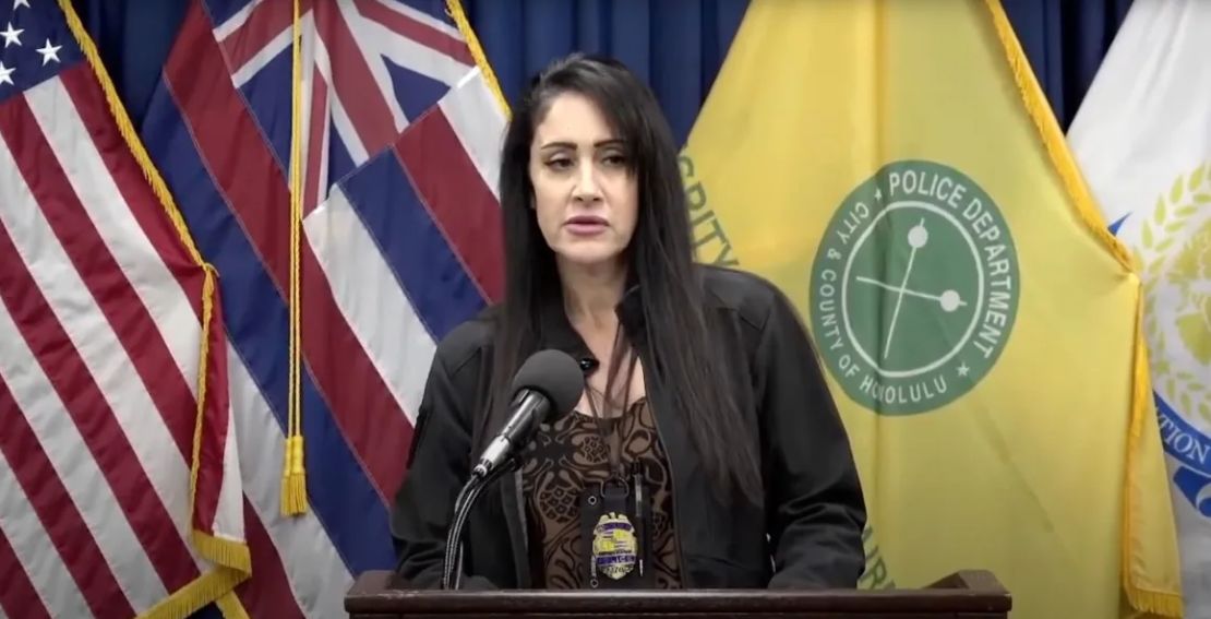 La teniente Deena Thoemmes del Departamento de Policía de Honolulu anuncia un arresto en el asesinato de Dawn Momohara en una conferencia de prensa el martes.