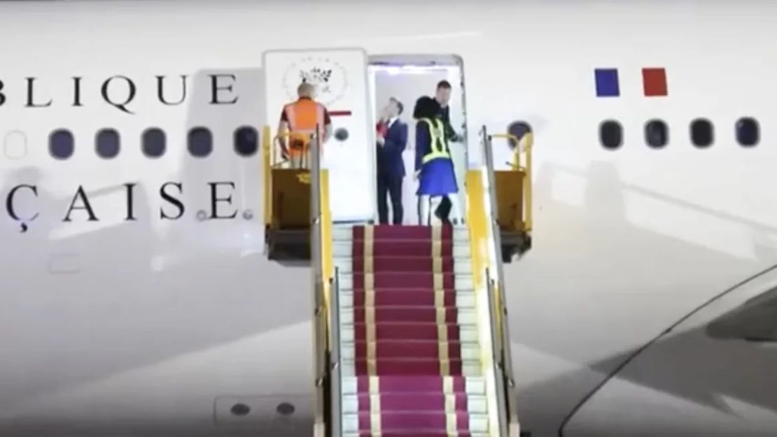 Un video parece mostrar a Brigitte Macron empujando a su marido, Emmanuel, poco antes de salir de un avión en Vietnam.