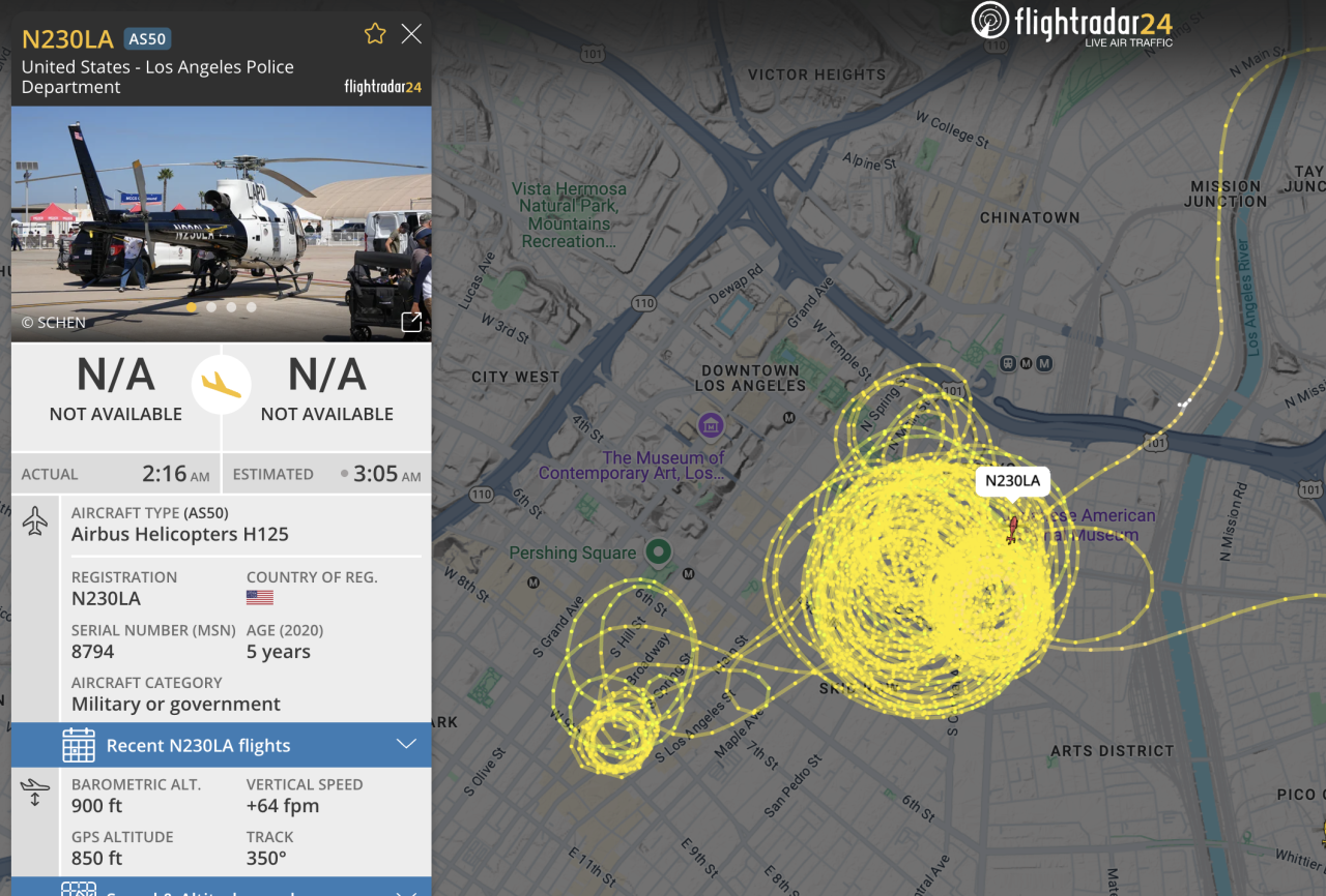 Ein Screenshot mit Helikopterspuren über LA